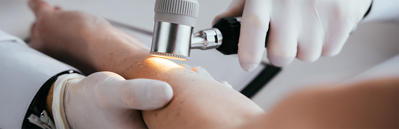 Hautarzt bei Hautuntersuchung