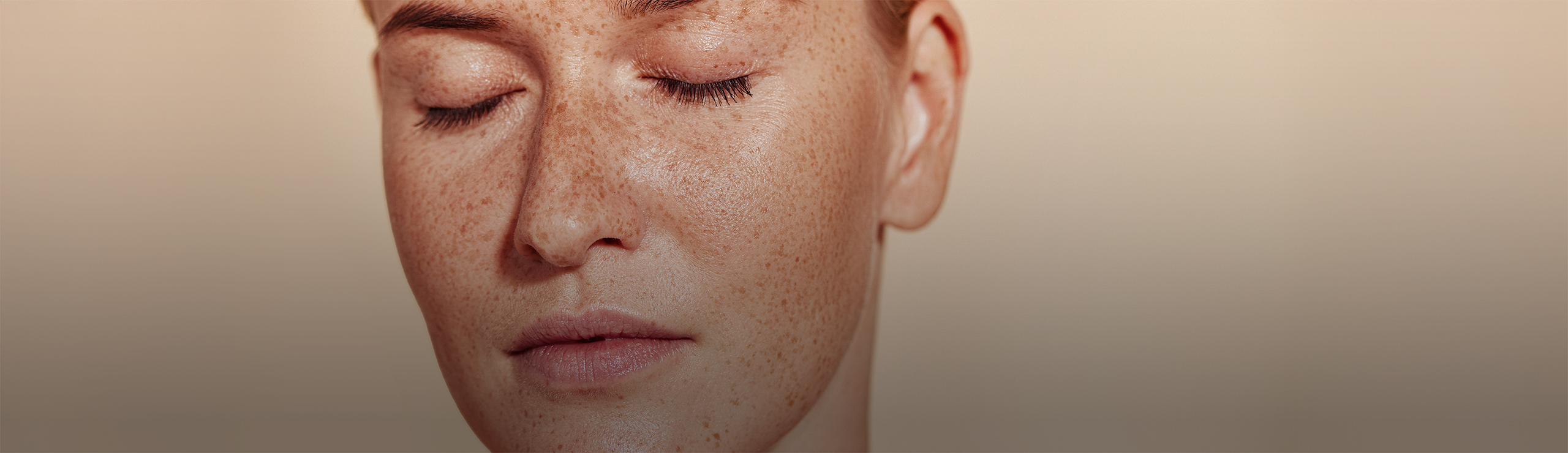 Frau mit Sommersprossen beim Hautarzt